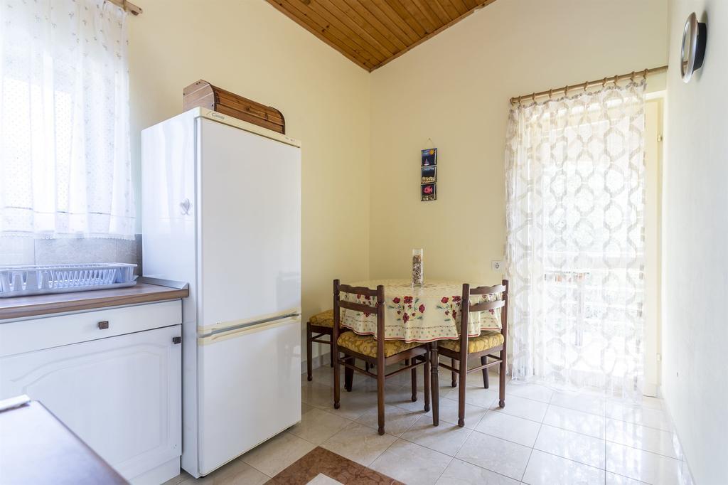 Apartment Srecko Vinisce Exterior photo