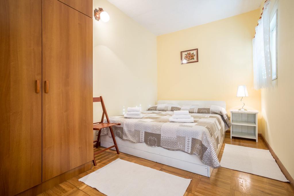 Apartment Srecko Vinisce Exterior photo
